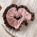 Détail de chouchou à double couche rose et marron à rayures avec texture froissée - Chouchou à Volants Rose