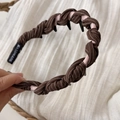Détail d'un serre-tête tressé rayé avec tissu rose et dents antidérapantes noires - Serre-Tête Tressé Rose