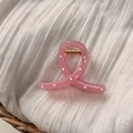Vista dettagliata della molletta per capelli rosa a pois con finitura trasparente - Stile Incrociato Rosa