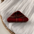 Détail de la pince à cheveux noeud à carreaux rouges avec un design de texture rétro automne - Triangle
