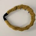 Dettaglio del cerchietto a maglia intrecciata giallo zenzero con denti antiscivolo - Giallo