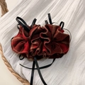 Détail d'une pince à cheveux à carreaux rouge et marron avec rubans noirs en satin fin - Pince Banane Plissée