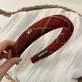Détail du serre-tête éponge à carreaux rouges avec ours doré et étiquette fait main - Serre-tête