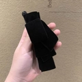Detalle de una pinza para el pelo de terciopelo negro mostrando su textura y diseño - Pequeño Negro