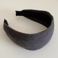 Primer plano detallado de diadema de fieltro de lana gris oscuro con forro interior negro - Gris
