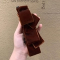 Detalle de la pinza para el pelo de terciopelo marrón con lazo de varias capas - Café Grande