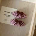 Détail de barrettes en tissu à carreaux rose et noir avec nœuds brodés marron - Paire de Pinces à Cheveux Noeud