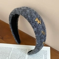 Detalle de diadema de felpa gris con colgantes dorados de poni y motivos florales - Gris