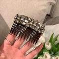 Dettaglio del pettine per capelli con strass grigi scintillanti e denti antiscivolo - Pettine per Capelli in Strass Grigio