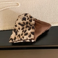 Nahaufnahme des Satin-Haargummis mit Leopardenmuster und seidig glatter Textur - Leopard Muschel Haarklammer