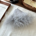 Elegante pinza para el pelo con plumas grises para mujer sobre fondo con textura - Gris