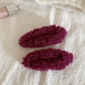 Detalle de un par de pinzas para el cabello ovaladas de felpa en textura lana carmesí - Rojo Púrpura