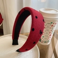 Dettaglio del cerchietto in peluche rosso a pois con piccolo fiocco ricamato su vassoio - Fiocco a Pois