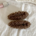 Primer plano de dos pinzas para el cabello ovaladas de felpa marrón para otoño e invierno - Café con Leche
