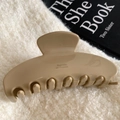 Dettaglio della grande pinza per capelli color kaki con scritte Barrette La France dorate - Cachi