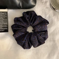 Detail eines Scrunchie mit blau-braunem Leopardenmuster auf weißem Stoff mit Accessoires - Standard-Stil / Blau Braun Leopard (Standard Haargummi)