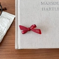 Barrette à cheveux nœud rouge élégante avec lettrage blanc sur fond crème épuré - Style Nœud Allongé