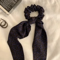 Detail eines blauen Satin-Haargummis mit Leopardenmuster und langen Bändern - Band-Dekorationsstil / Blau Braun Leopard (Band Haargummi)