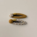 Dettaglio di fermagli per capelli in tessuto giallo senape e a quadri con bottoni decorati - Fermagli per capelli a pois a quadretti gialli
