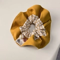 Dettaglio di scrunchie a quadretti gialli con bottone fatto a mano e etichetta orso - Scrunchie con bottone a quadretti gialli