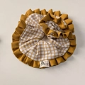 Dettaglio dell'elastico per capelli in tessuto giallo e scozzese con etichetta - Scrunchie con bordo a balze a quadretti gialli