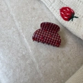 Detailansicht der Mini-Haarklammer mit rotem Karomuster und süßen Erdbeeren auf Steinoptik - Kleiner Yuanbao Stil / Rot Weiß Gingham Erdbeere