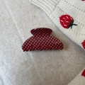 Detail der rot-weißen Haarklammer mit Karomuster und kleinen Erdbeerdrucken - Kleiner Halbkreis / Rot Weiß Gingham Erdbeere