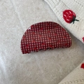 Nahaufnahme der rot-weiß karierten Haarklammer mit Erdbeermuster auf hellem Stein - Halbkreis-Stil / Rot Weiß Gingham Erdbeere
