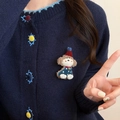 Gilet en maille bleu marine avec des boutons pompons colorés et une broderie de chiot - Style Chien Avec Chapeau