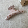 Détail d'une grande pince à cheveux rose avec des motifs papillon marron vintage - Forme De Cintre Thé Au Lait