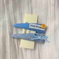 Détail de barrettes en tissu à carreaux bleu avec bouton et nœud de décoration - Style Bouton Bleu