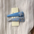 Vue détaillée des barrettes à cheveux à carreaux bleus avec étoiles et strass - Style Étoile Bleue