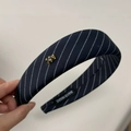 Detalle de diadema azul a rayas con etiqueta hecha a mano y pequeño oso dorado con brillo - Diadema de Rayas Azul Marino con Oso