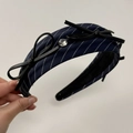 Detalle de diadema a rayas azul marino con un lazo negro y un brillante cristal de strass - Diadema de Rayas Azul Marino con Lazo