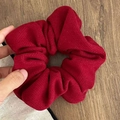 Primer plano de un coletero de tela roja que muestra el tejido texturizado y elástico - Coletero (XY-3402)