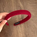 Detalle de una diadema gruesa de terciopelo rojo con etiqueta textil hecha a mano - Estilo Estrecho (XY-3402)