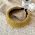 Primer plano de diadema de punto gruesa en color amarillo jengibre con textura de lana y forro negro - Amarillo
