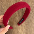 Detalle del la diadema de tela roja gruesa con etiqueta hecha a mano sobre fondo de madera - Estilo Ancho (XY-3402)