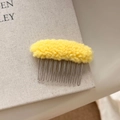 Detalle de un peine de pelo amarillo de felpa con base de metal de 11 dientes - Amarillo