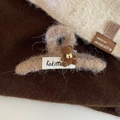 Detalle de la pinza para el pelo de peluche marrón con osito y etiqueta KokiMa suave - Grande / Marrón