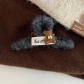 Detalle macro de la pinza para el pelo de felpa gris oscuro con oso de peluche 3D - Grande / Negro