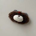 Dettaglio di un fermaglio per capelli a forma di orso con ciliegia e orecchie a quadri - Clip a Scatto Marrone