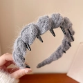 Détail d'un serre-tête en peluche grise avec peigne intérieur en plastique noir - Gris