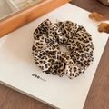 Detalle de coletero de seda con estampado de leopardo sobre libro con hojas de otoño - Coletero Pequeño Leopardo Claro