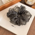 Detalle de coletero con estampado de leopardo gris sobre libro con estética acogedora - Estilo Malla Leopardo Gris