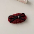 Détail de la pince à cheveux ovale bordeaux en peluche avec nœud en ruban et strass - Barrette BB Rouge