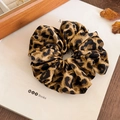 Primer plano de coletero de leopardo con textura satinada y decoración de hoja de otoño - Coletero Pequeño Leopardo Oscuro