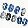 Nahaufnahme von neun Spinner-Ringen mit blauen Drachenmustern und schwarzen Ketten - US 7 / Blau
