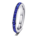 Macro di un anello eternity con pietre preziose blu scuro incastonate in una fascia d'argento - US 7 / Blu