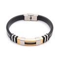Gros plan sur bracelet punk en silicone noir avec des maillons en acier inoxydable bicolore - KZ12-Silicone-Or